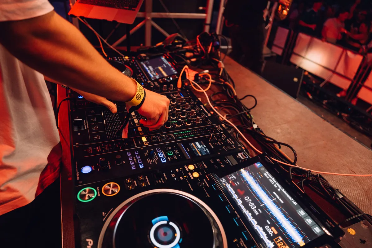 Deejay Plus beim Festival, Musik, Party, Freude, Festivalatmosphäre, Gemeinschaft, Tanz.